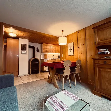 Gemuetliches Rosa An Der Langlaufloipe